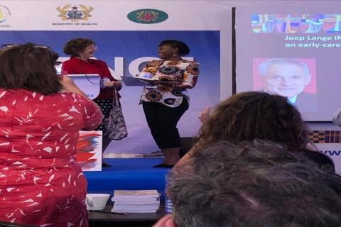 Dr Sylvia Mwanza Kabaghe receiving her award